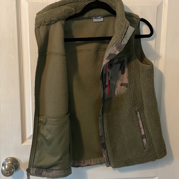 NWOT Columbia Women’s West Bend fleece Vest Medium color green camo pocket/trim - Picture 3 of 3